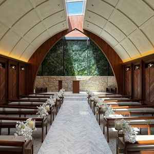 自然を意識したチャペル。木目と正面のグリーン、天井から覗く青空、光の差し込みが計算され尽くしている。