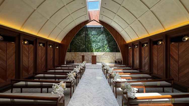 自然を意識したチャペル。木目と正面のグリーン、天井から覗く青空、光の差し込みが計算され尽くしている。