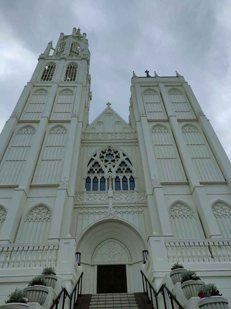 大聖堂の外観。お城のような見た目で外にはリムジンが止まっていて、非日常感を味わえた。