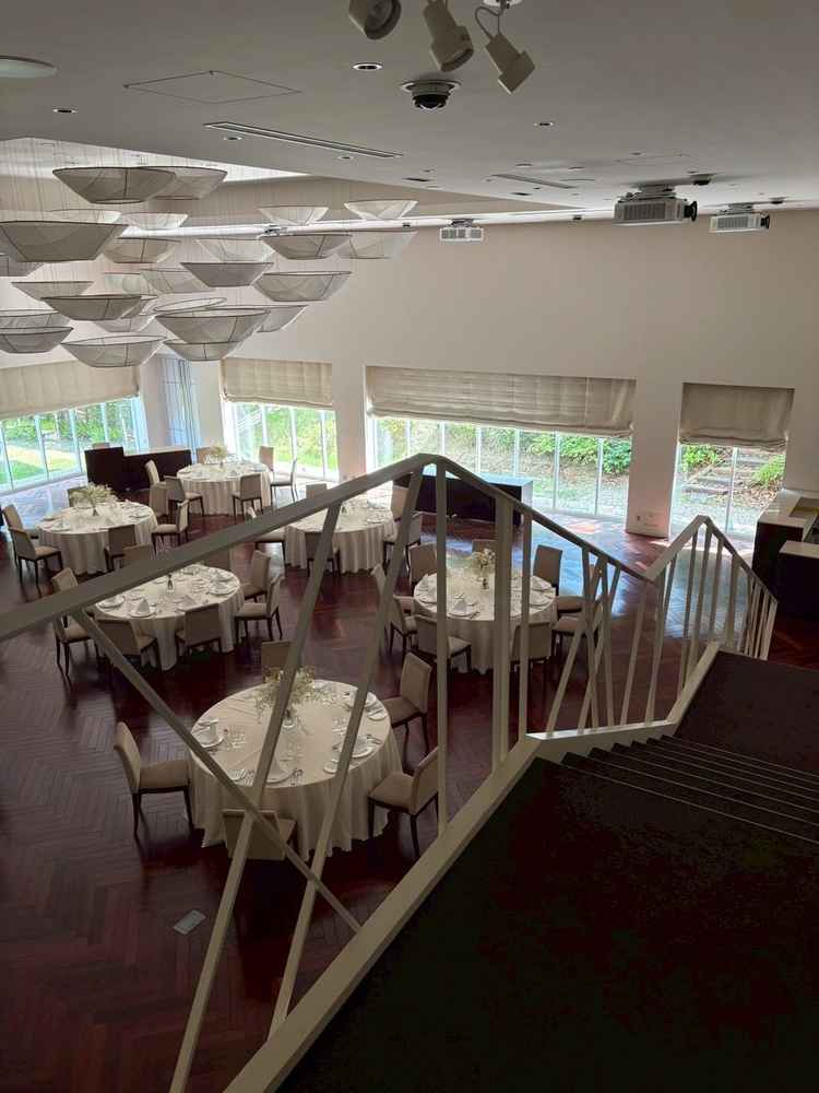 披露宴で新郎新婦が入場する階段上からの写真です。実際に音楽をかけていただきイメージできました。