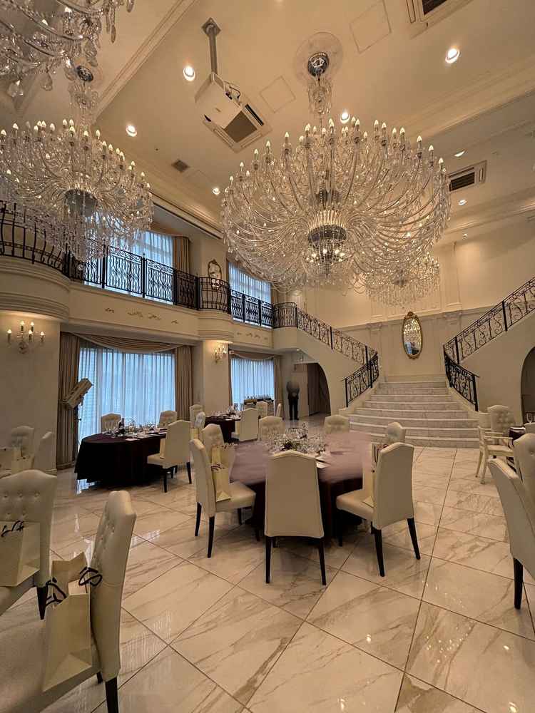 披露宴会場、シャンデリアが大きく迫力がありました。