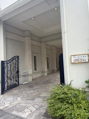 結婚式場の入口です。立派な門構えでした。