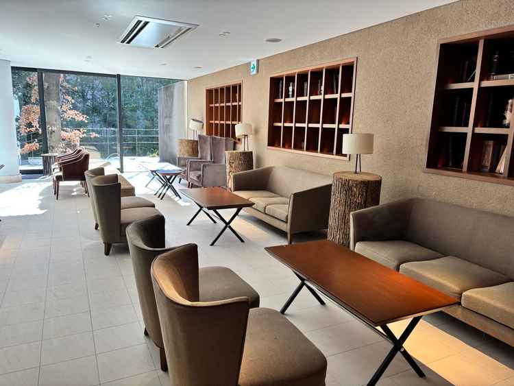 ゲストルームクスの木をインテリアで使っている演出がすごいと思いました。