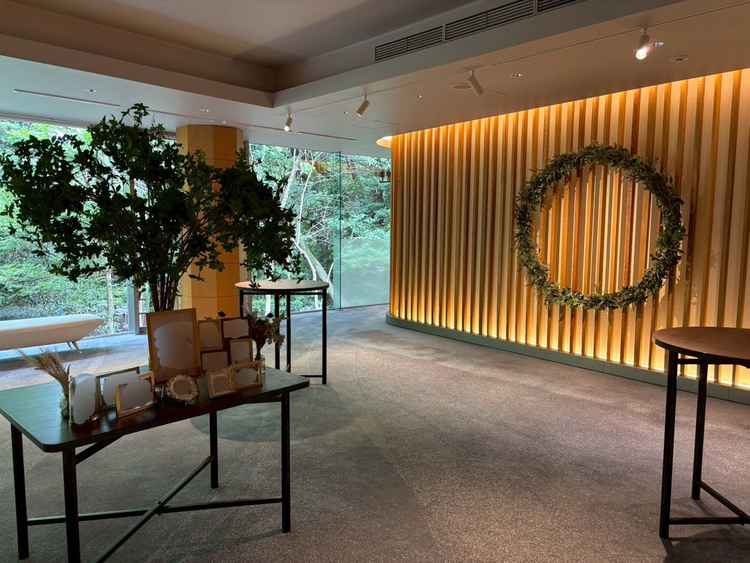 【会場：欅】欅会場前の待合室の写真。写真の奥手の通路には欅会場利用者専用のお手洗い完備。
