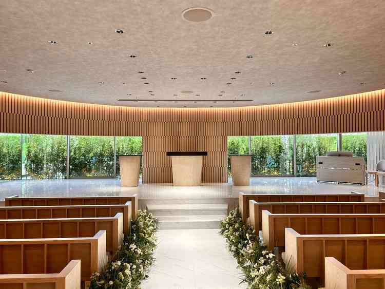 【チャペル（正面）】カーテンは自動開閉で暗転可能。天高では無いが閉塞感を感じない。