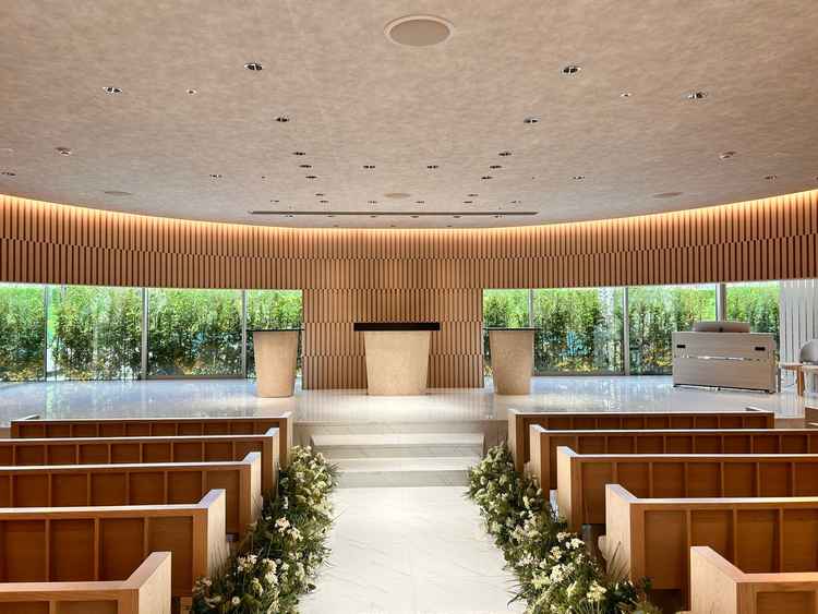 【チャペル（正面）】カーテンは自動開閉で暗転可能。天高では無いが閉塞感を感じない。