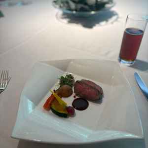 メインディシュの肉料理。試食したいずれの料理も美味しかったです。