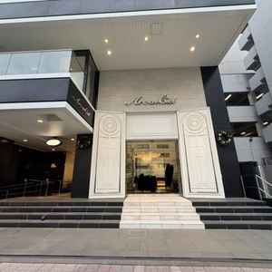 エントランス前。駅から近くて良い。