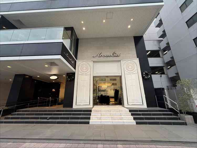 エントランス前。駅から近くて良い。