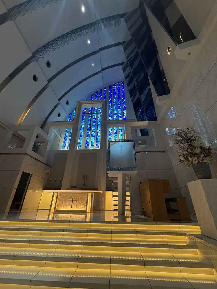 天井の高いチャペル、青を基調にしており美しいチャペルでした。