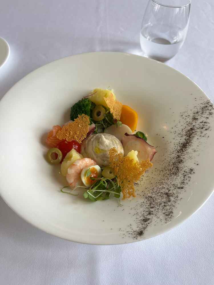 ソースが特徴の前菜。