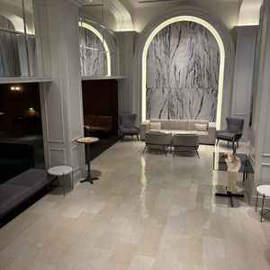 ロビースペース。ゲストがゆっくりお酒を飲んで待てそう。