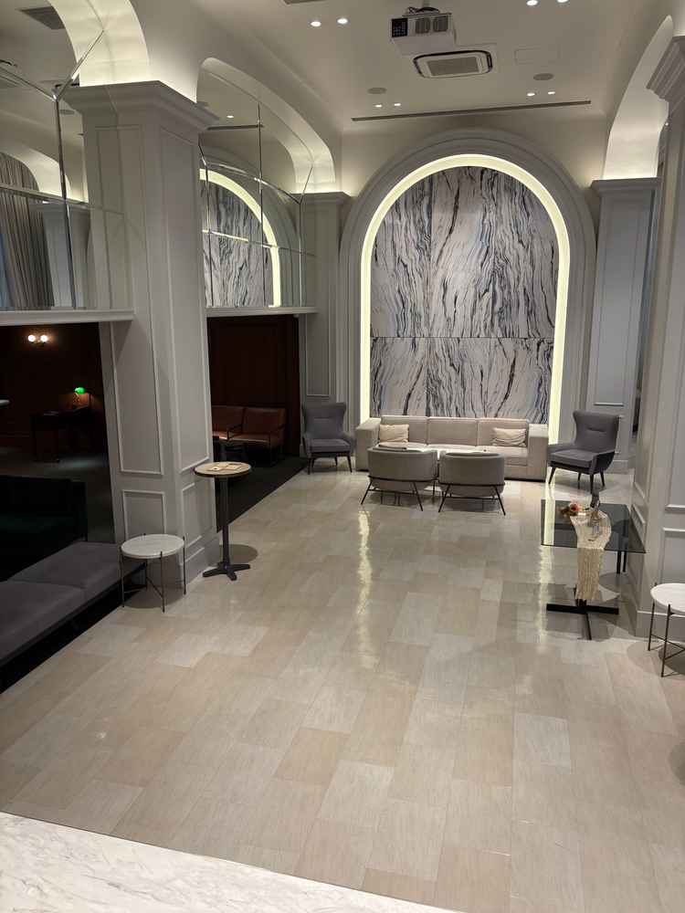 ロビースペース。ゲストがゆっくりお酒を飲んで待てそう。