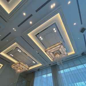 披露宴会場の天井の写真です。