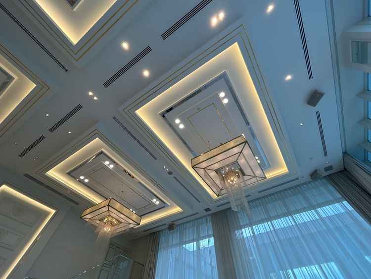 披露宴会場の天井の写真です。