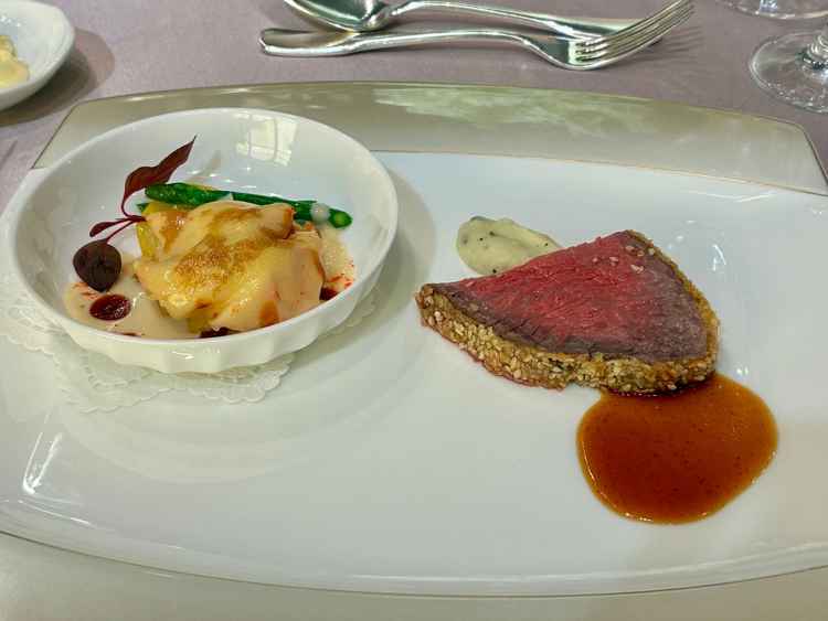 セレクトメニューの人気2品。ロブスターも和牛ロースも味付けはもちろん、素材の良さを感じます。