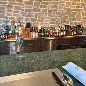 バーカウンターがあり、飲み物の種類も豊富。希望であればデザートビュッフェもできたりと自由度が高い。