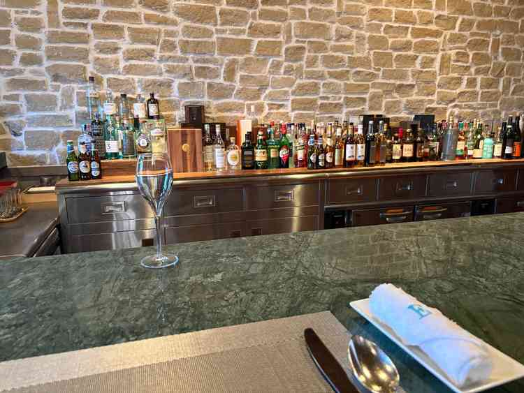 バーカウンターがあり、飲み物の種類も豊富。希望であればデザートビュッフェもできたりと自由度が高い。