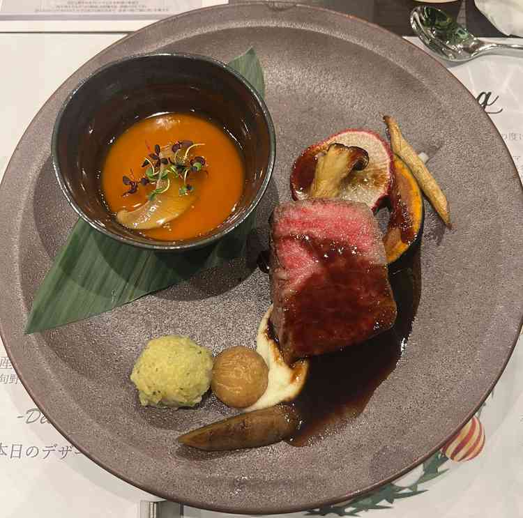 コースの試食。こちらはメインのお肉料理、サイドも美味しかったです。