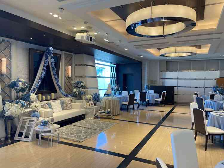 ブルーとホワイトを基調としたニューヨークスイートは、華やかな披露宴会場のひとつ。