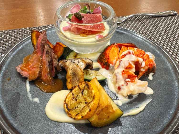 試食会にて。彩り鮮やかなメイン料理は味も抜群。ゲストへのおもてなしに最適だと思いました。