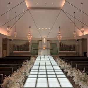 少し坂になっているバージンロードです。全体の雰囲気も良くて、明るさも簡単に変えら椅子もいい感じです。