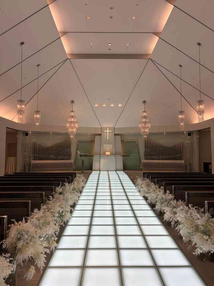 少し坂になっているバージンロードです。全体の雰囲気も良くて、明るさも簡単に変えら椅子もいい感じです。