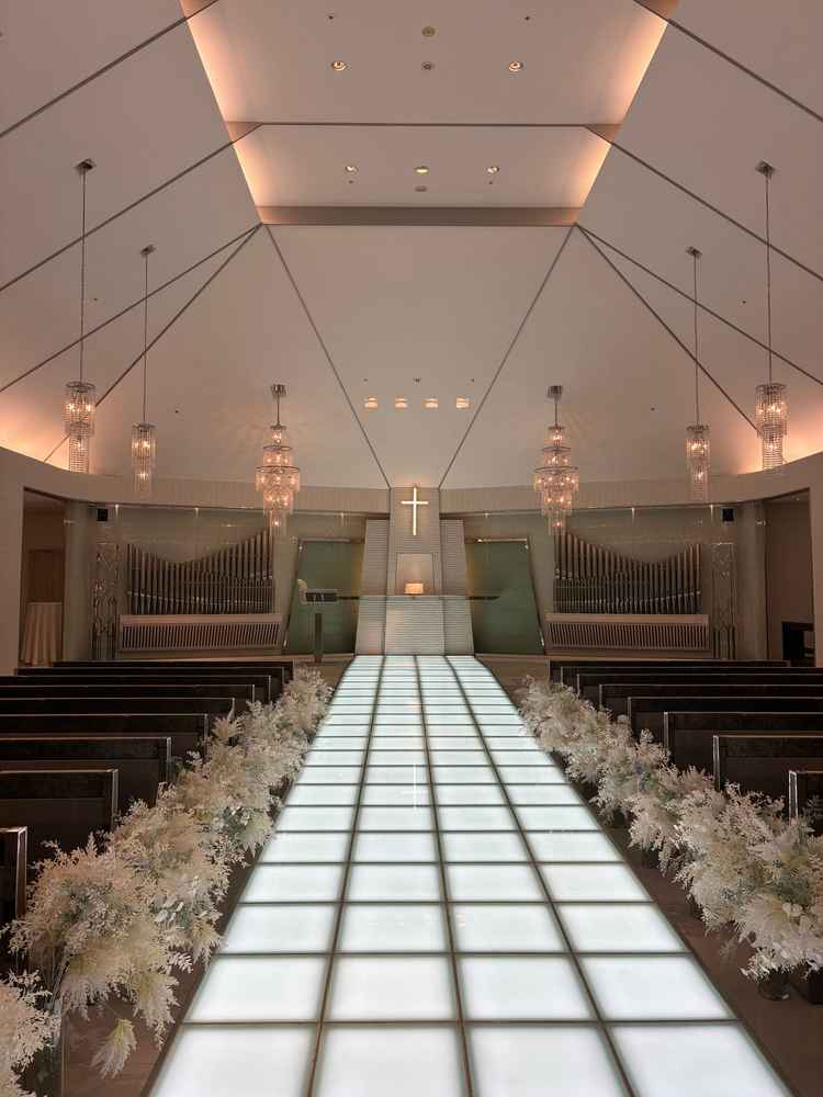 少し坂になっているバージンロードです。全体の雰囲気も良くて、明るさも簡単に変えら椅子もいい感じです。