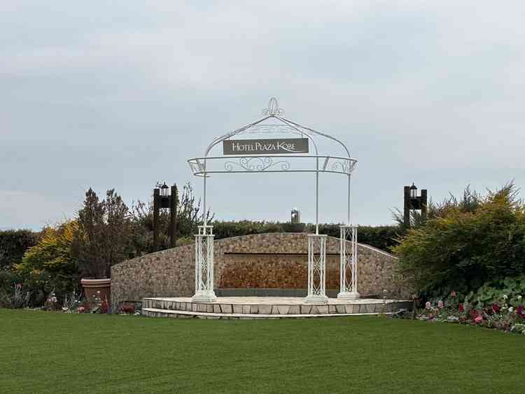 緑がいっぱいの庭園です。挙式会場のすぐ隣にあり、晴れている日には探し写真映えします。