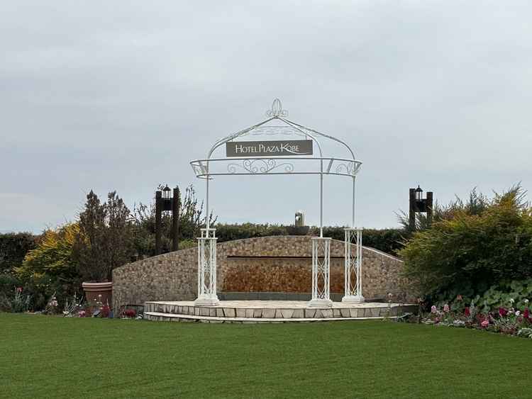 緑がいっぱいの庭園です。挙式会場のすぐ隣にあり、晴れている日には探し写真映えします。