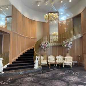 演出に使いやすく、入場シーンが印象的になりそうな華やかな階段だと感じました。