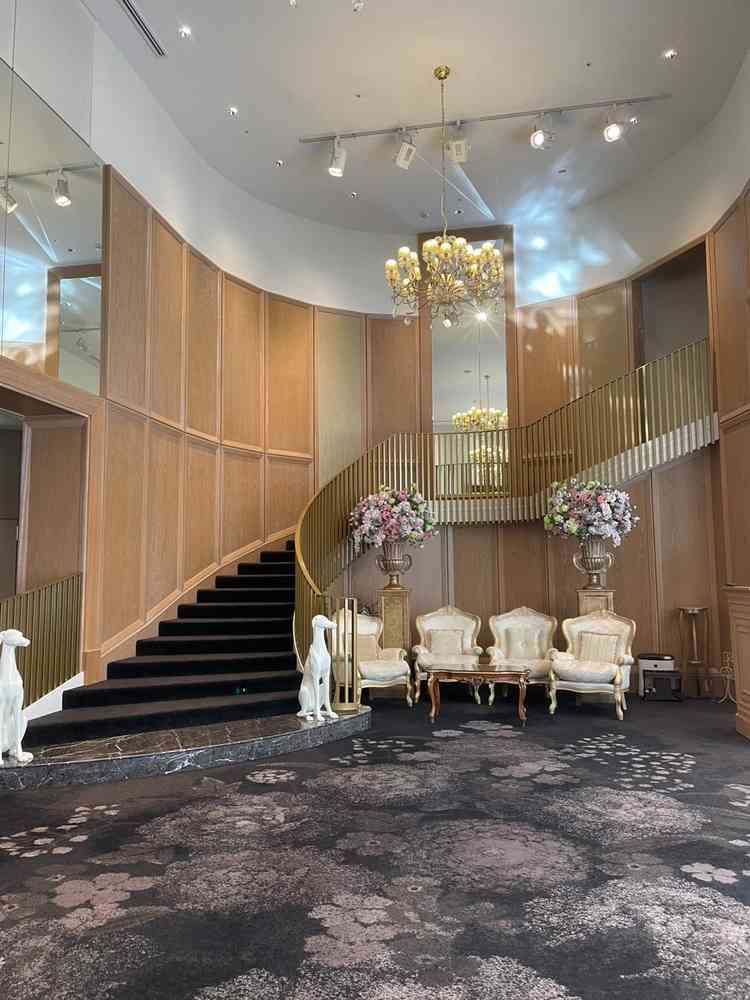 演出に使いやすく、入場シーンが印象的になりそうな華やかな階段だと感じました。