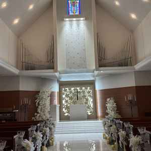 白きちょうの綺麗なチャペルであった。横広であり少しバージンロードは短い印象であった。木目調の壁。