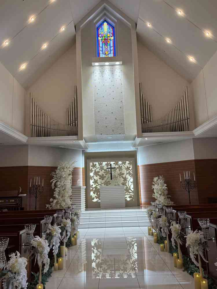 白きちょうの綺麗なチャペルであった。横広であり少しバージンロードは短い印象であった。木目調の壁。