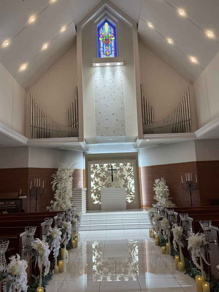 白きちょうの綺麗なチャペルであった。横広であり少しバージンロードは短い印象であった。木目調の壁。