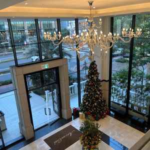 2階からみたロビーの様子です。12月だったこともあり、至る所にクリスマスの飾りがされていました。