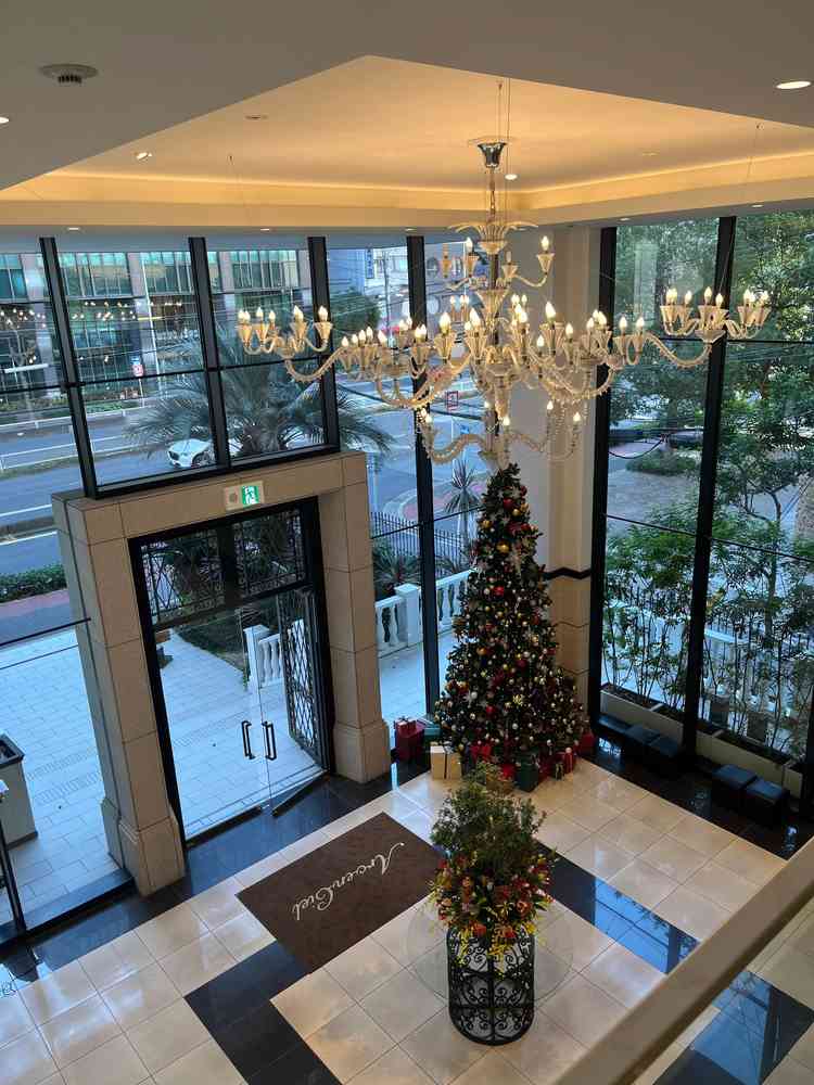 2階からみたロビーの様子です。12月だったこともあり、至る所にクリスマスの飾りがされていました。
