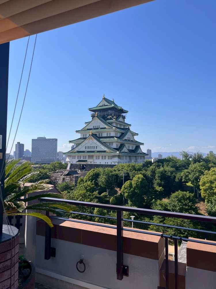 上のテラスからみた大阪城。