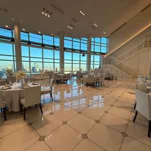 披露宴会場（入り口近くの隅の方からみた）