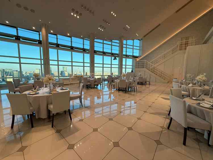 披露宴会場（入り口近くの隅の方からみた）