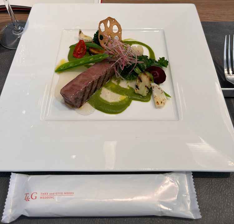 お肉も柔らかくて何よりソースが絶品でした。野菜の盛り付けも綺麗でとても美味しかったです。