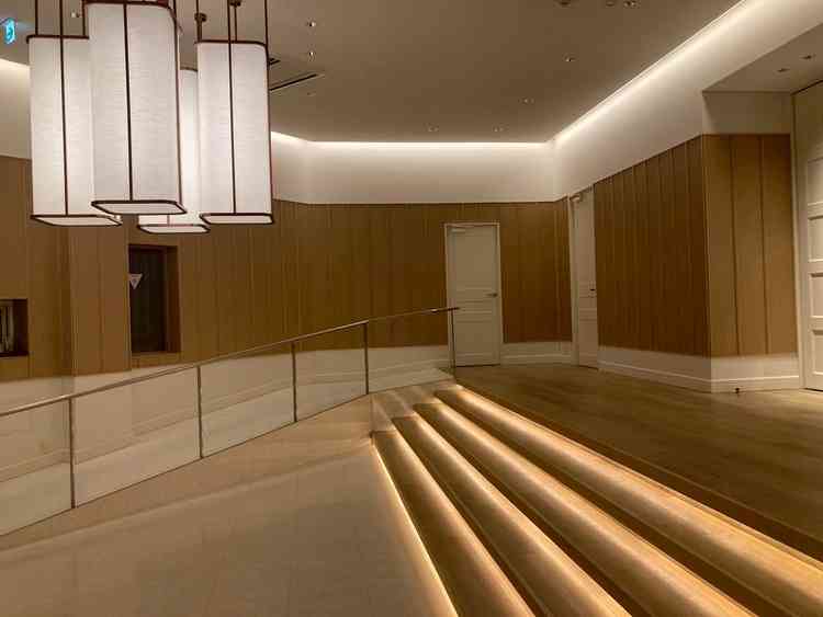 チャペル前室。暖かい照明で落ち着く空間