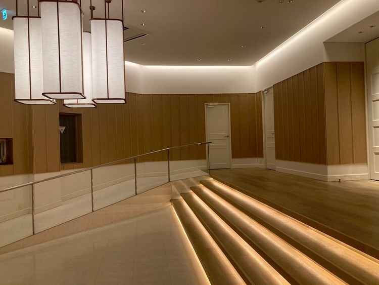 チャペル前室。暖かい照明で落ち着く空間