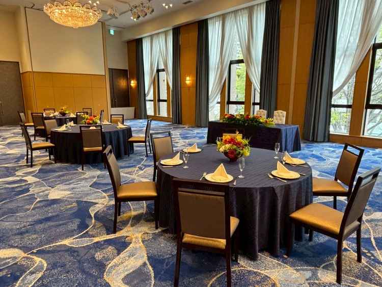 天井も高く、大きな窓からは氷川神社の参道がよく見えます！