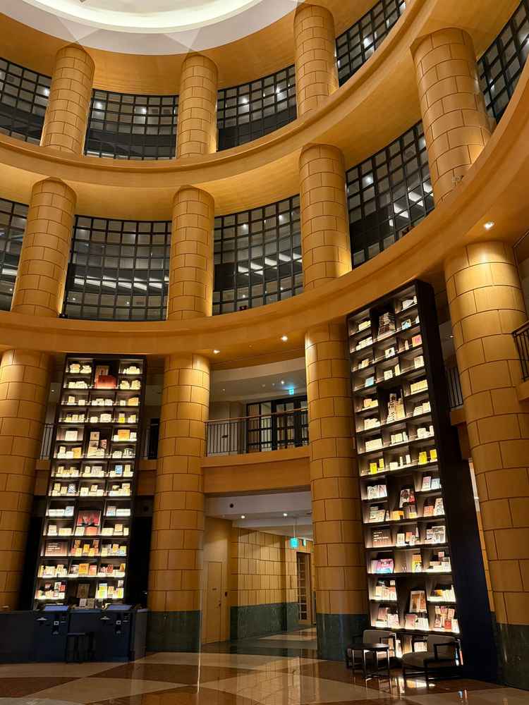 エントランスは天井が高く、空間全体に開放感が広がっていて、非日常感を感られる印象的な雰囲気だった。