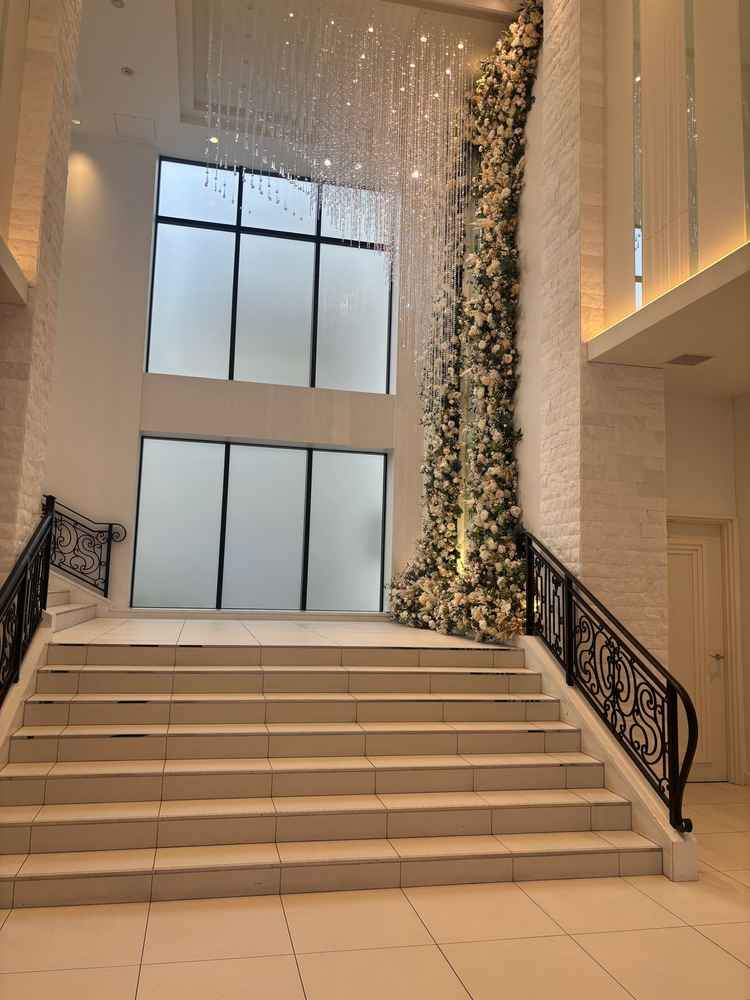 フラワーシャワー実施のL字階段。挙式を利用しなくてもフラワーシャワーを実施できる点が魅力でした。