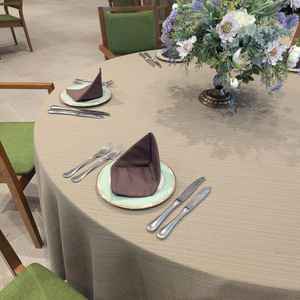 テーブルコーディネートです。クロスやナプキンの色、ナプキンの折り方も選べます。