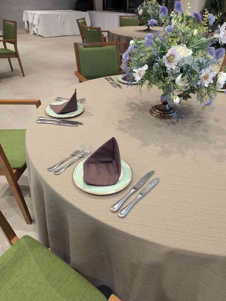 テーブルコーディネートです。クロスやナプキンの色、ナプキンの折り方も選べます。