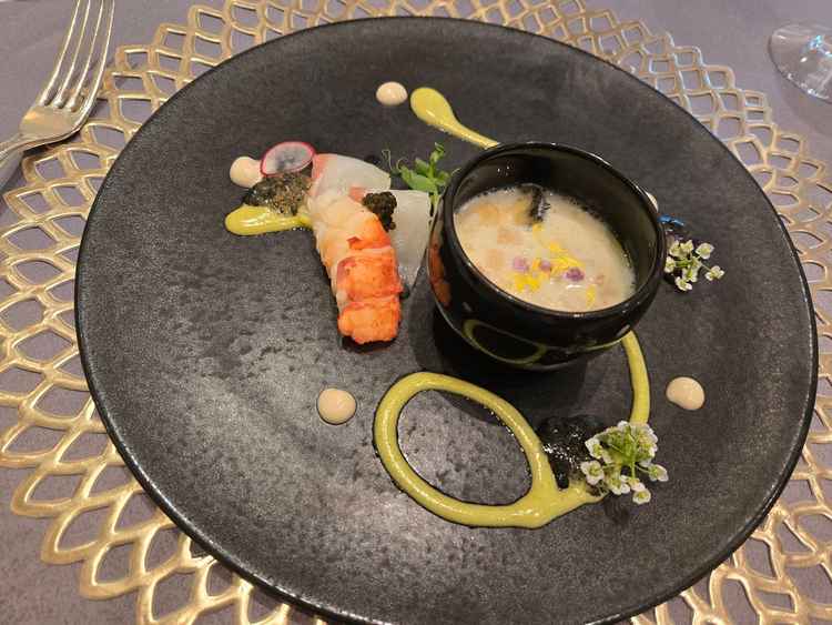 洋の雰囲気も取り入れた茶碗蒸し。ソースも美味しかったです。