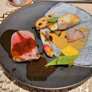 彩り豊かな野菜やソースが上品さを演出され、味も見た目も好印象でした。